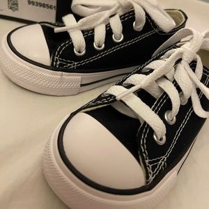 Size 6 infant converse black/white